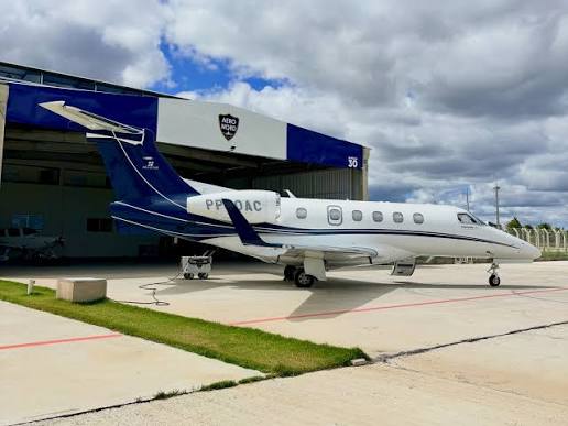 Jato executivo em frente ao hangar da Aeronord