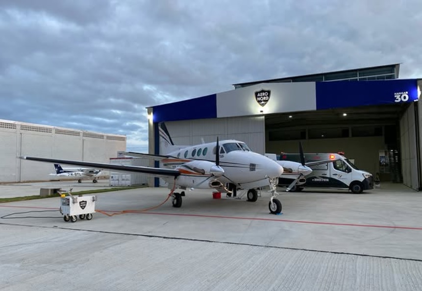 Pátio da Aeronord em Petrolina com aeronave executiva ao entardecer